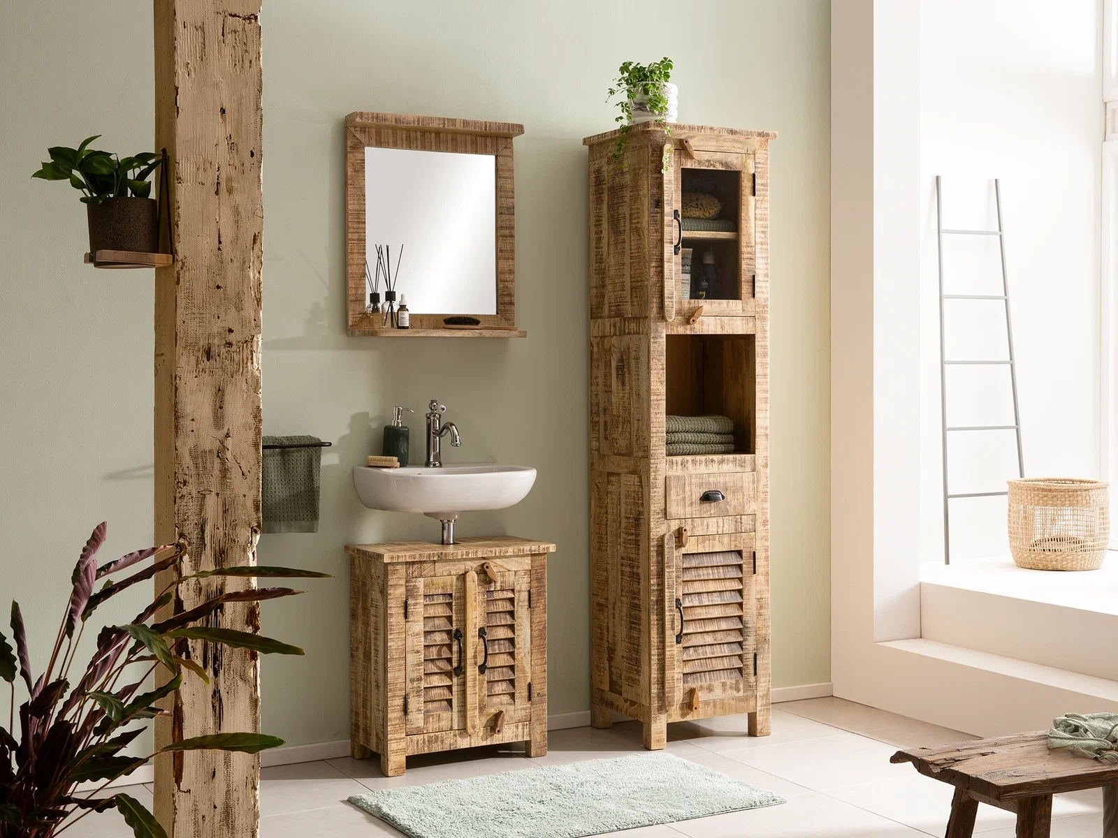 Caribou Badmöbel aus hellem Mangoholz mit Lamellenfronten im natürlichen Boho-Landhaus-Look