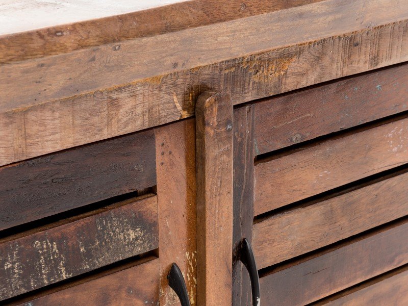 Detailaufnahme des Wakefield‑Möbels mit warmer Holzmaserung, feiner Oberflächenstruktur und präziser Verarbeitung