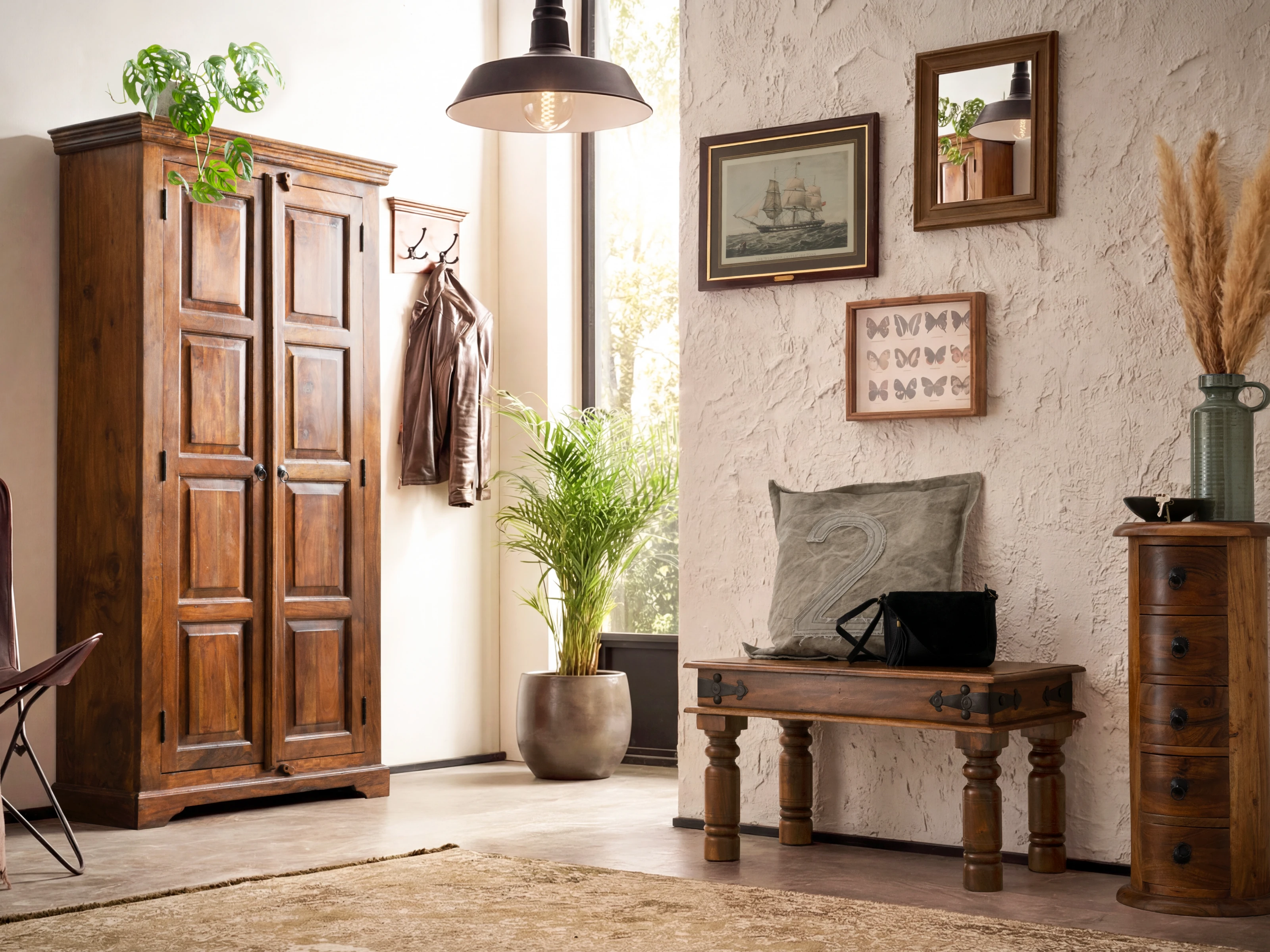 Stilbeispiel Flurset Merlow Akazie, 45°-Ansicht braunes lackiertes Akazienholz-Garderoben-Set: Schrank, Sitzbank & Schubladensäule