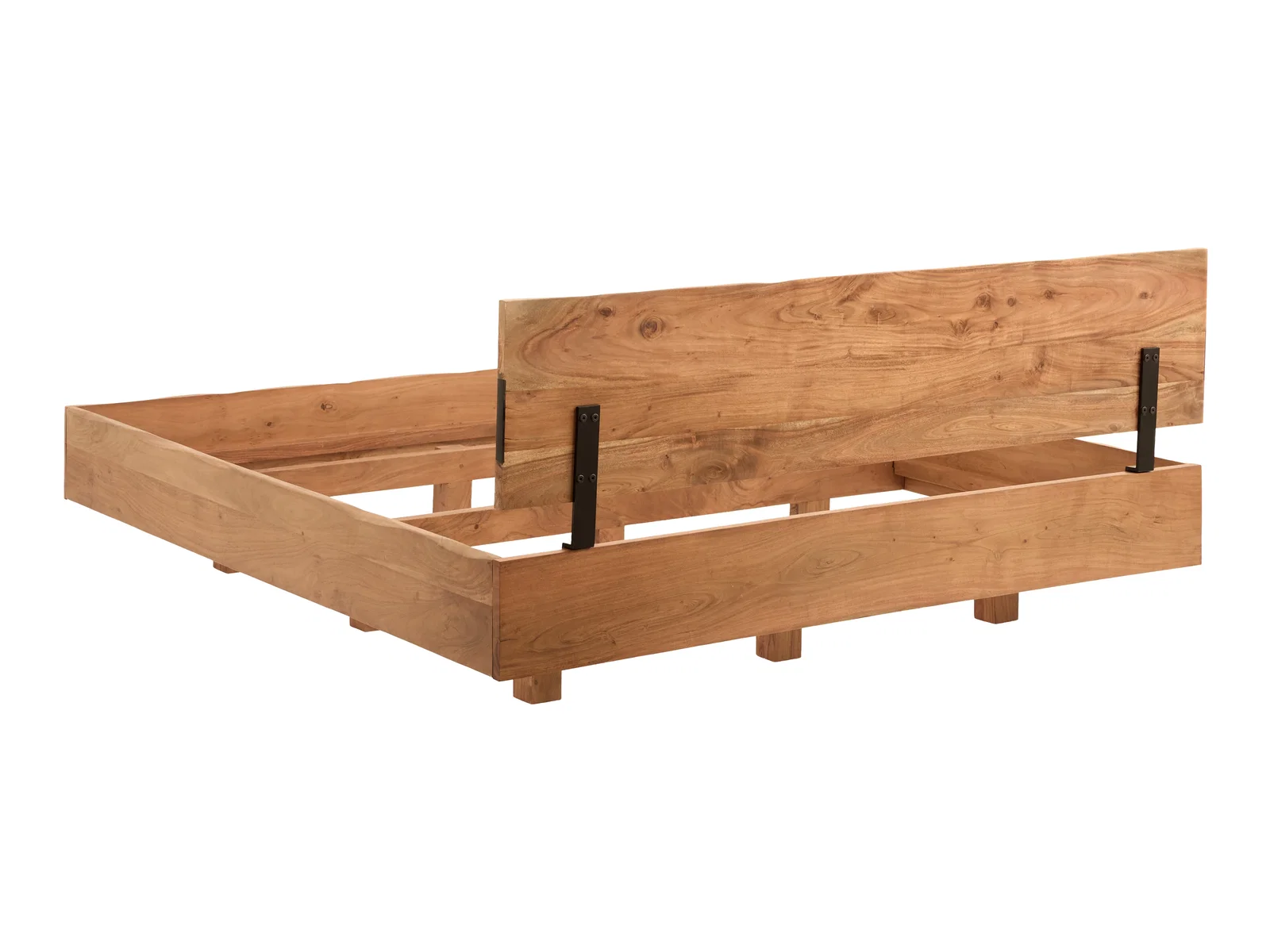 Freigestelltes Akazienholz-Bett River 180x200 in 45-Grad-Ansicht, braun lackiert, mit Kopfteil und Bettgestell ohne Matratze und Lattenrost