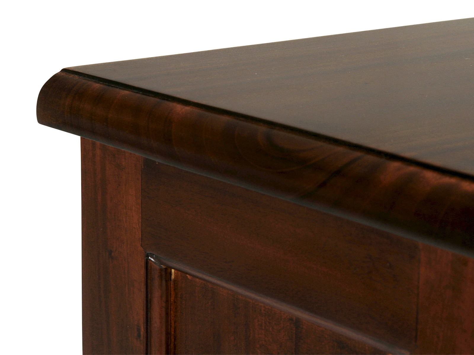 Sideboard Cambridge I Detailbild der lackierten Mahagoni-Holzoberfläche mit abgerundeter Kante (Freisteller)