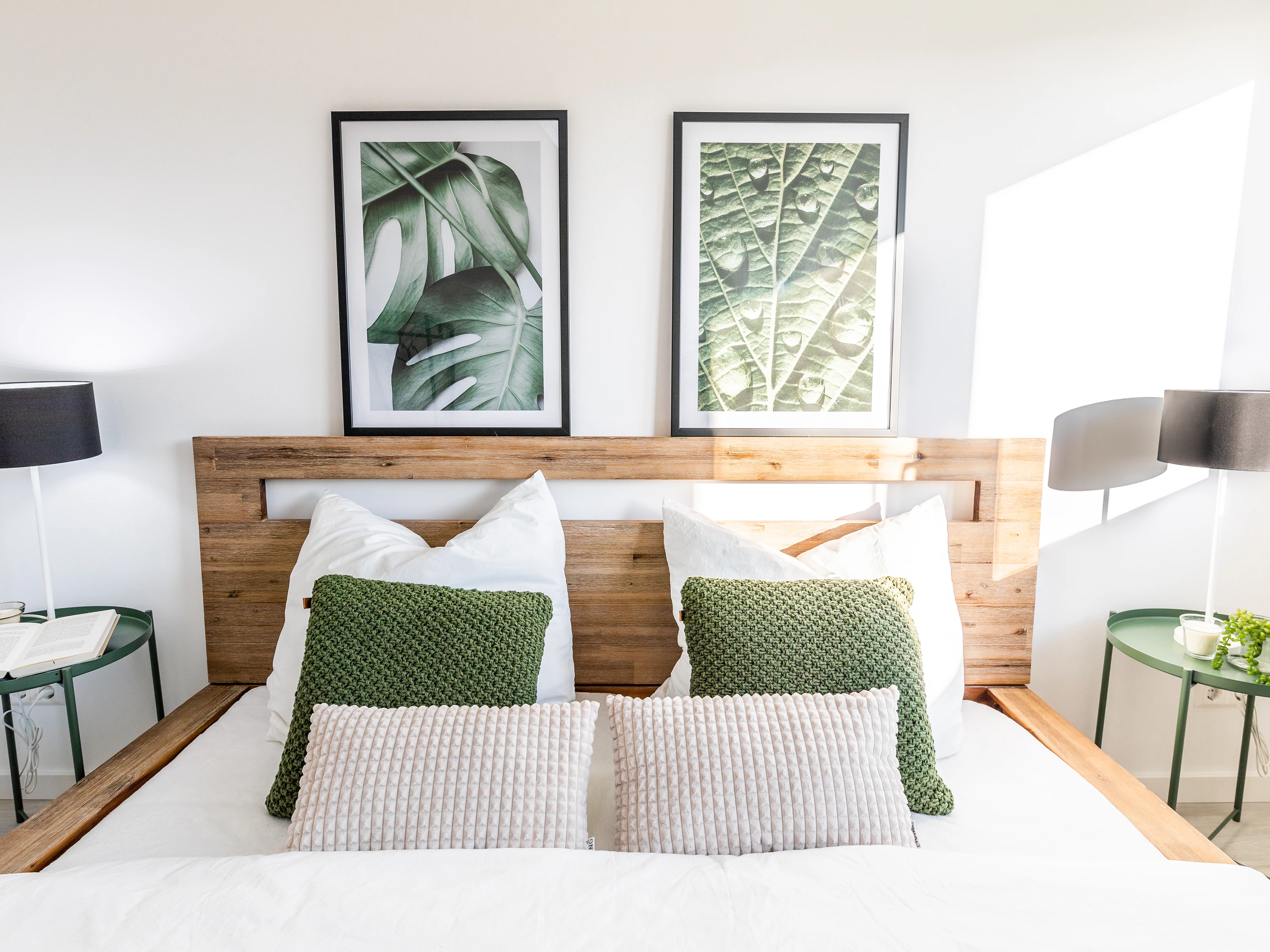 Helle, moderne Ferienwohnung mit offenem Wohnbereich, Sofa, Essplatz, Holzboden und natürlicher, freundlicher Einrichtung.