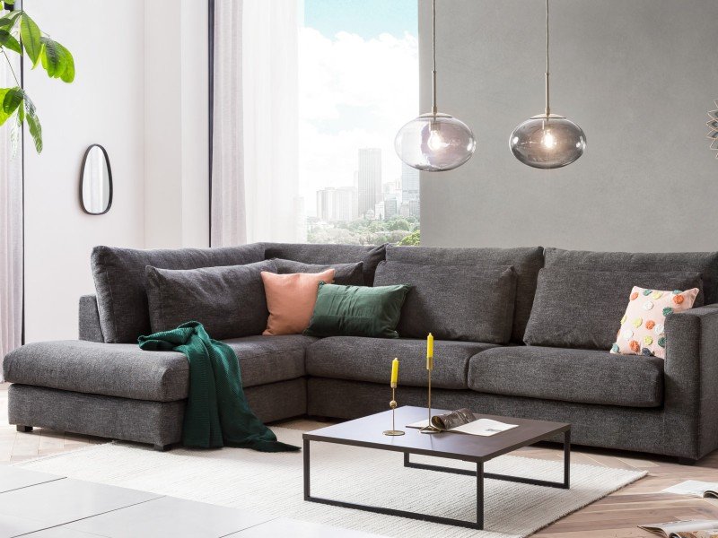 Mehrere moderne Stoffsofas in neutralen Farben, Produktfoto vor schlichtem Hintergrund, textile Polsterung und zeitgemäßes Design