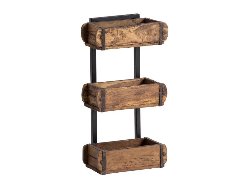 Holzregal in Ziegelform an heller Wand, mit bunten Dekoobjekten und Pflanzen bestückt – modernes, freundliches Wohnambiente