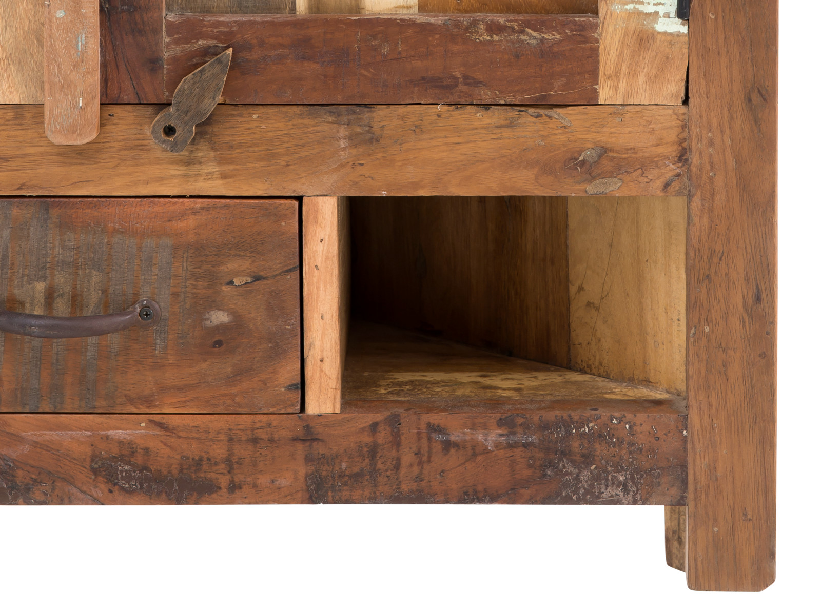 Eckwaschtisch Sumana Produktdetail – Freisteller: lackiertes recyceltes Hartholz, geöffnete Schublade und offenes Ablagefach