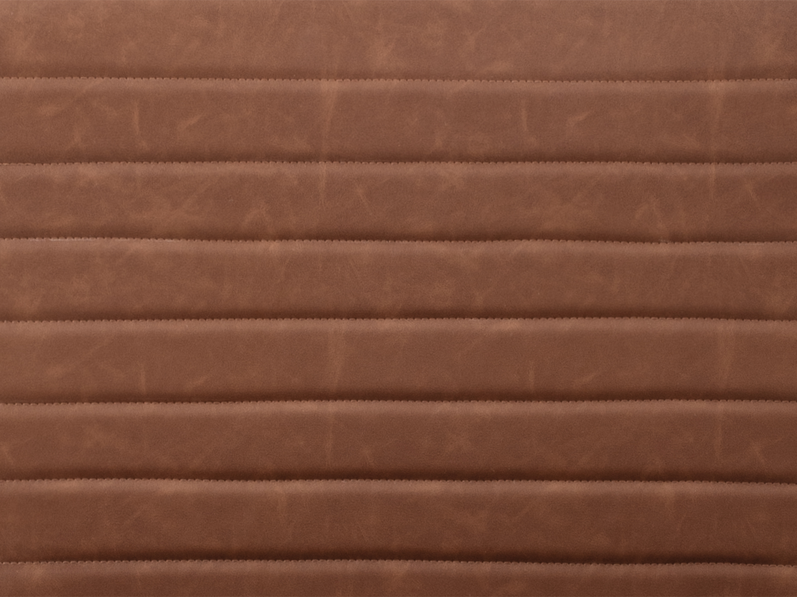 Detailaufnahme eines Tisches mit warmer Holzmaserung, feiner Oberflächenstruktur und sichtbaren Jahresringen, rustikal-moderner Charakter