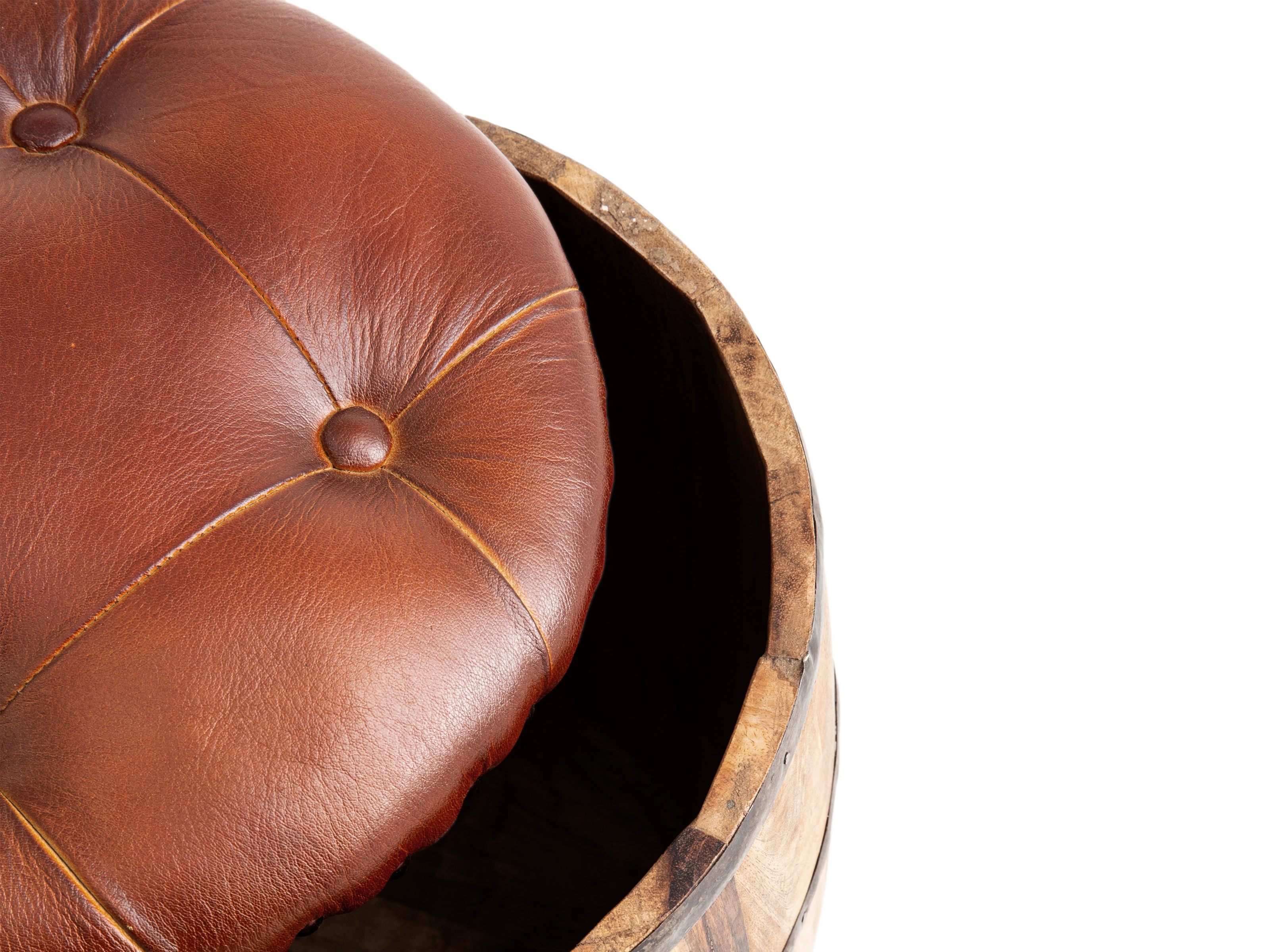 Holzfass Flip Sitzhocker mit Stauraum, Freisteller-Frontansicht geöffnet, brauner, gepolsterter Deckel auf massivem Holzfass Holzfass Flip Sitzhocker mit Stauraum, Freisteller-Frontansicht geöffnet, brauner, gepolsterter Deckel auf massivem Holzfass