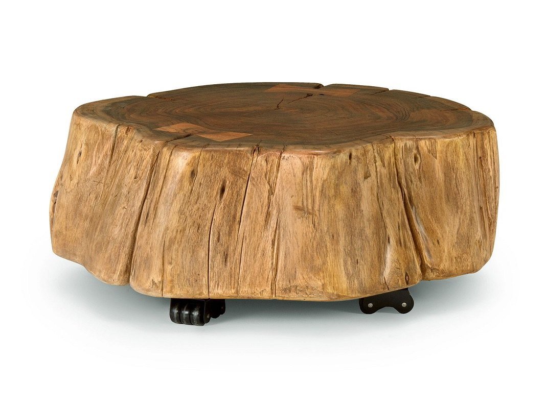 Massiver Holzblock-Tisch in Quaderform mit sichtbarer Holzmaserung und naturbelassener Oberfläche, minimalistisches Design
