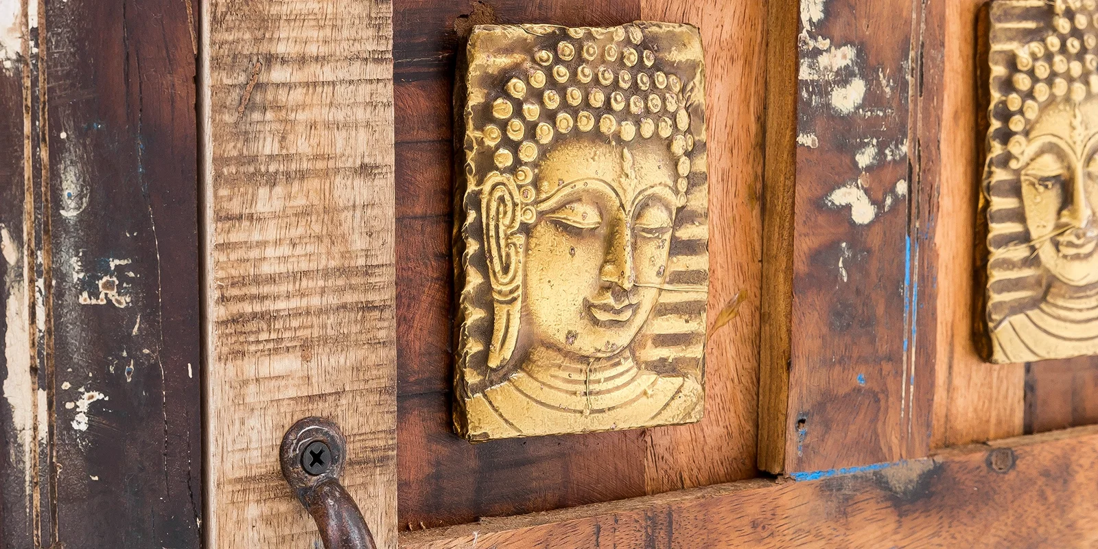 Detailaufnahme des Möbelstücks Sumana: Holzmaserung, Kante und matte Oberfläche in warmen Naturtönen, präzise Verarbeitung.