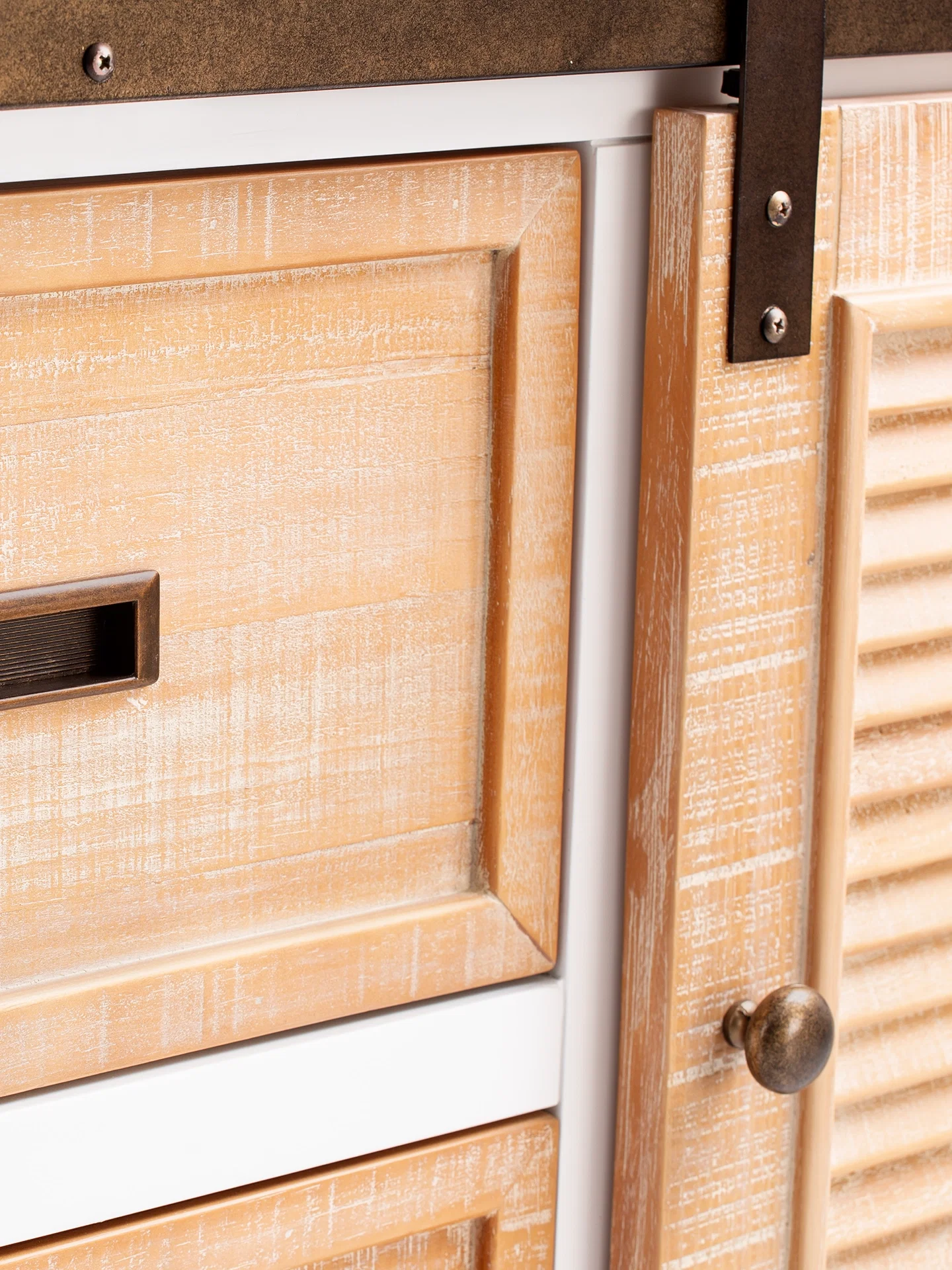 Detail einer Möbelfront aus Pinie und MDF als Beispiel für unterschiedliche Materialkombinationen