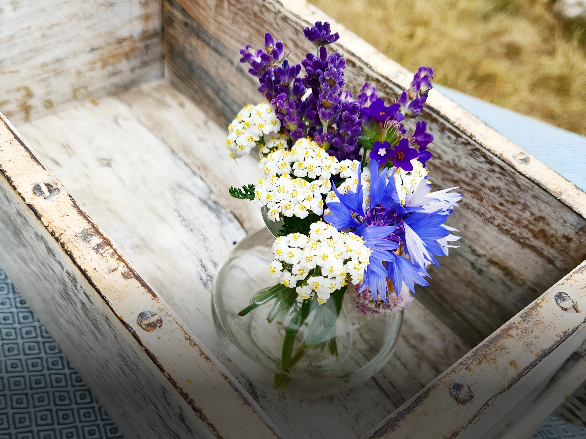 Blog-Cover mit Ziegelform-Deko aus Holz auf hellem Hintergrund, rustikales, warmes Deko-Motiv