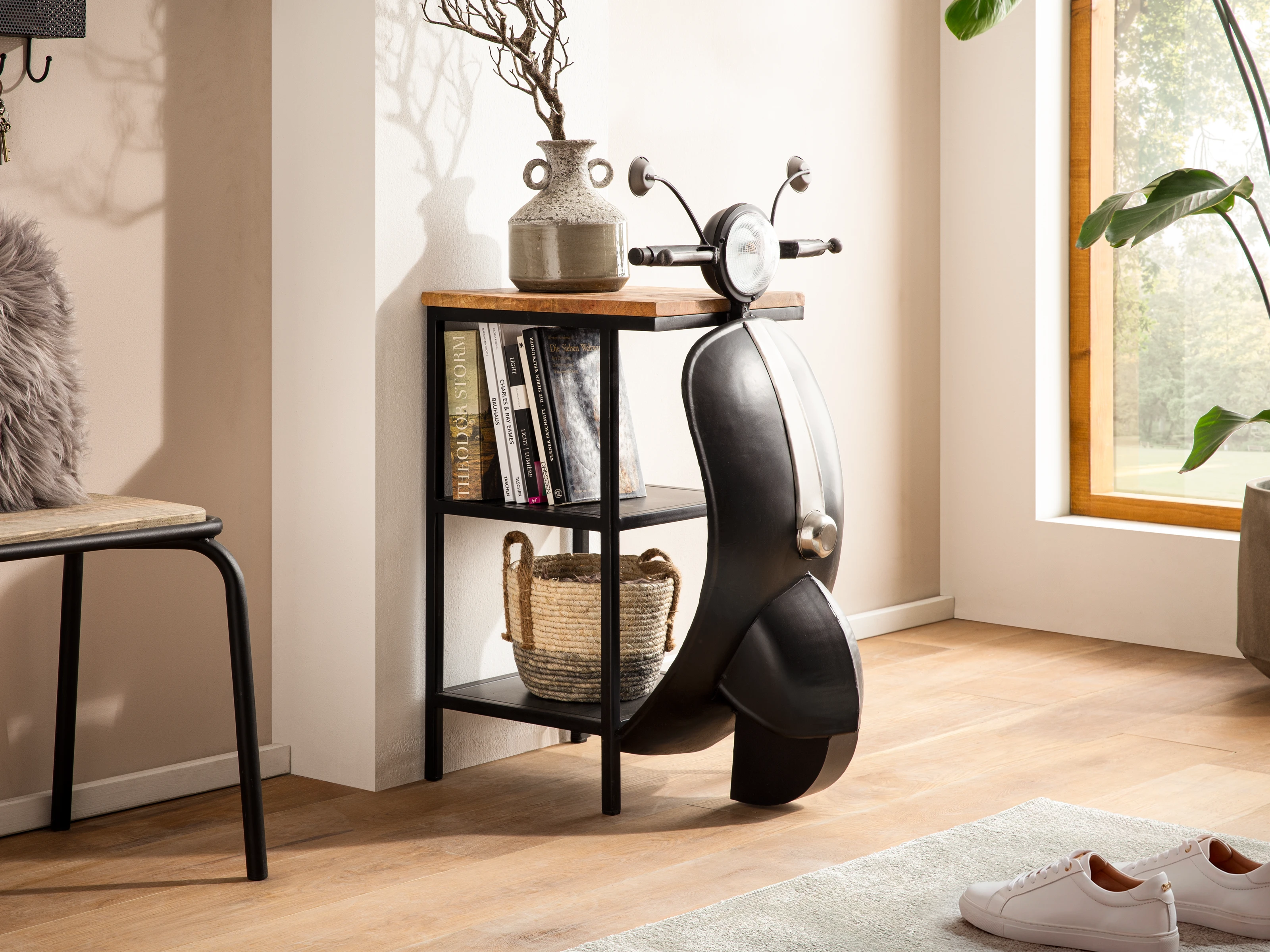 Konsolentisch Scooter Micro Black in Wohnraumansicht, 45-Grad-Freisteller aus Metall, schwarz lackiert, mit Ablagefläche und Stauraum am Tischrollern-Fahrrad-Design