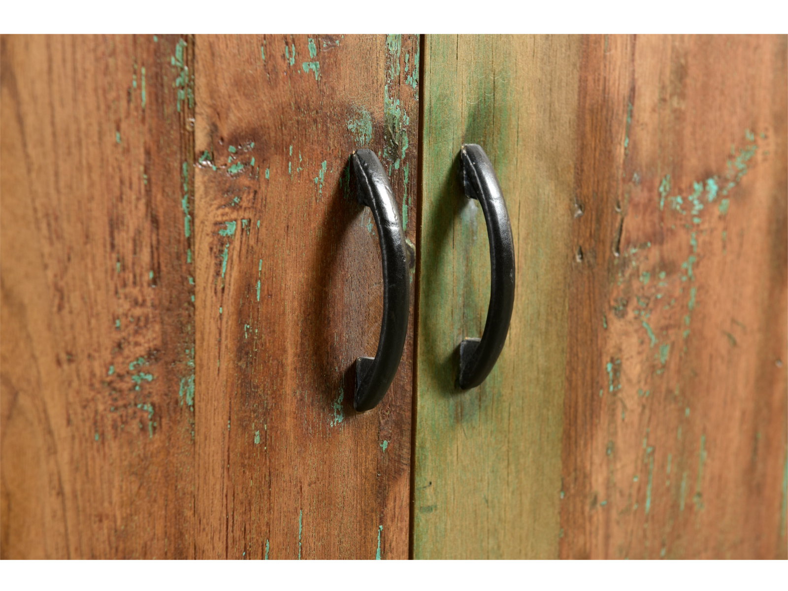Detailansicht: Waschbeckenunterschrank Kalkutta aus recyceltem, lackiertem Hartholz mit schwarzen Metallgriffen
