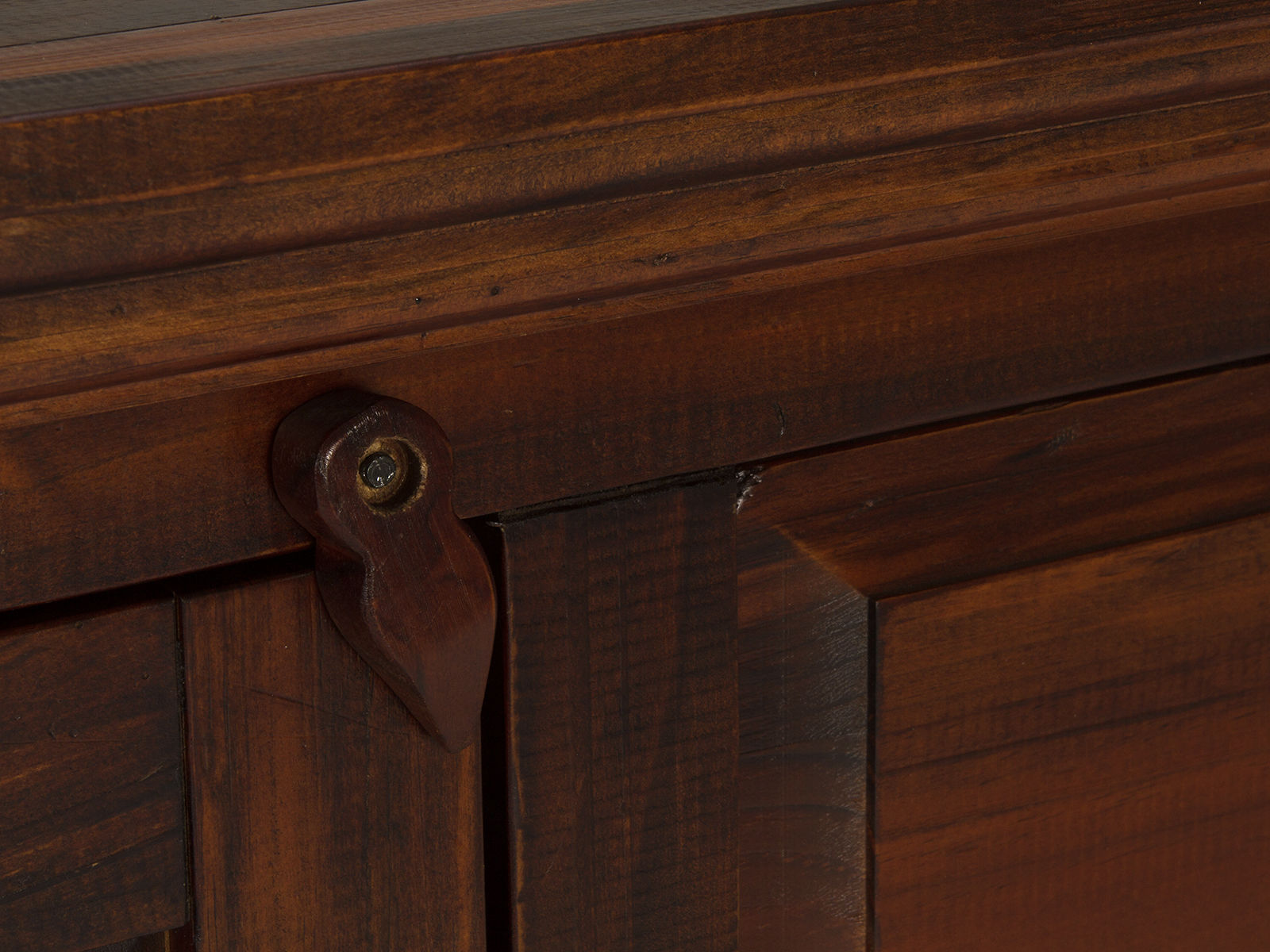 Detailansicht des braunen, lackierten Pinienholz-Türverschlusses am Sideboard Catana