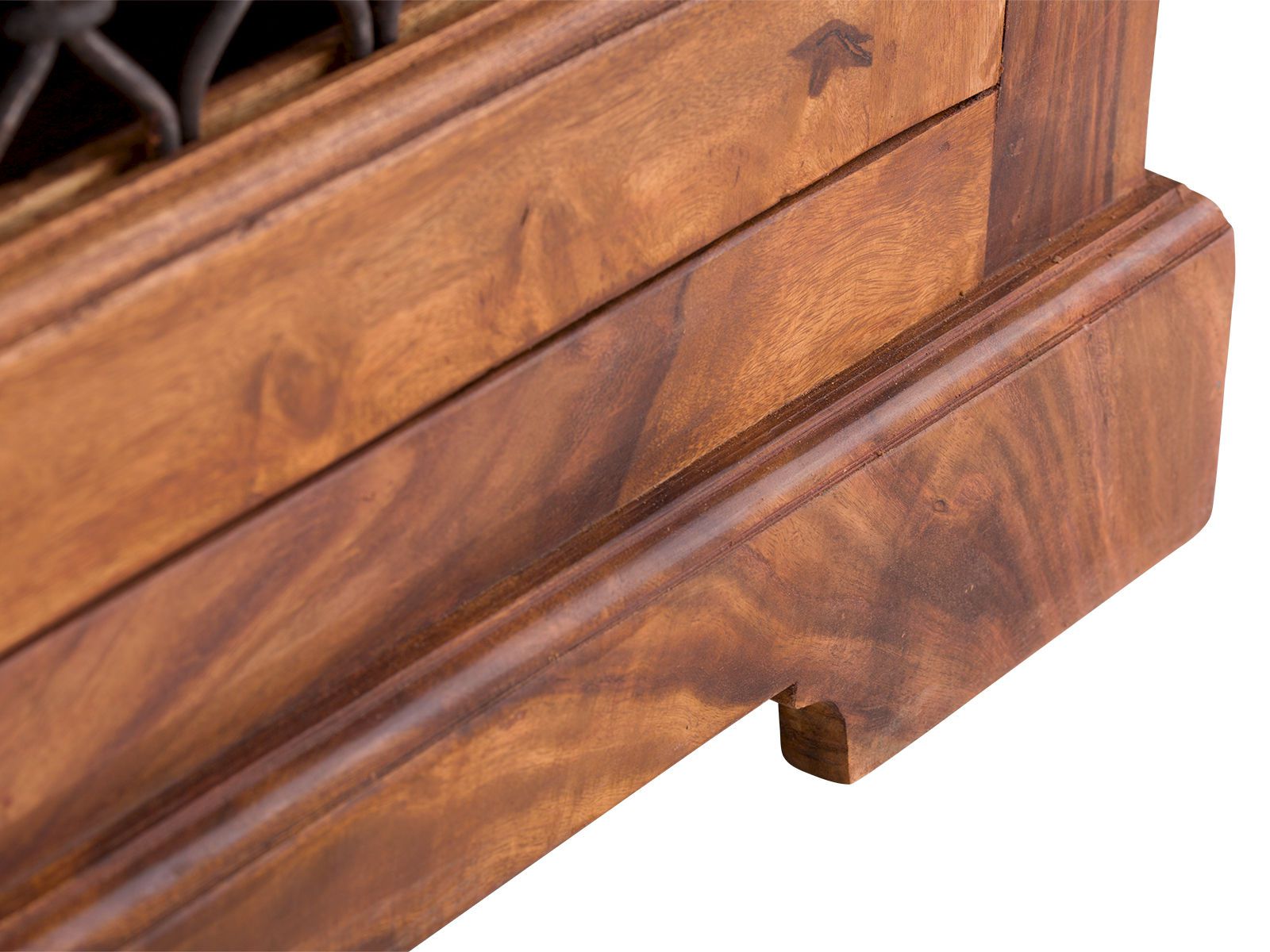 Freisteller-Detail des lackierten Akazienholz-Sockels vom Sideboard Merlino Akazie (178 × 85 × 43 cm)
