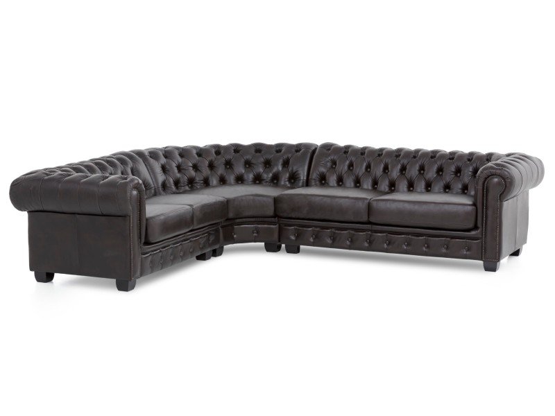 Braunes Chesterfield-Sofa in gemütlicher Adventszeit-Deko: Kerzen, Kissen und Tannenzweige im warm beleuchteten Wohnzimmer.