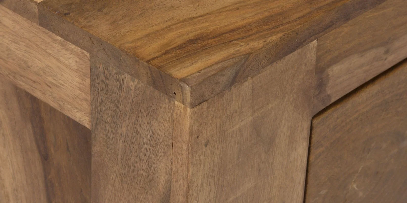 Nahaufnahme der Massivholz‑Oberfläche "Stark" mit sichtbarer Holzmaserung, feiner Kantenbearbeitung und warmem Farbton