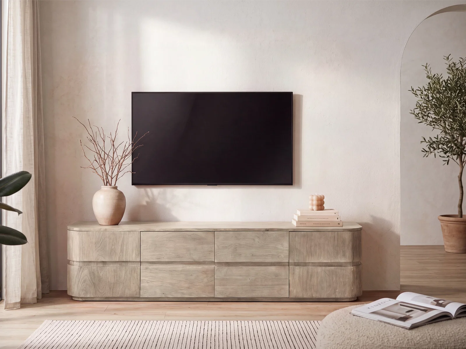 Lowboard Kala Akazie grau im Wohnbeispiel, Frontansicht: TV-Möbel aus lackiertem Akazienholz mit 2 Türen und 4 Schubladen.