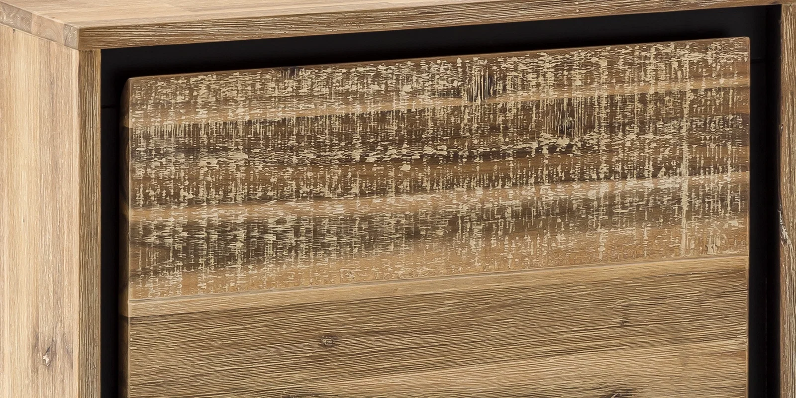 Detailaufnahme Tischkante 'Jolo' aus geöltem Holz, warme Holzmaserung, matte Naturoberfläche, feine Fase, rustikales Möbel.