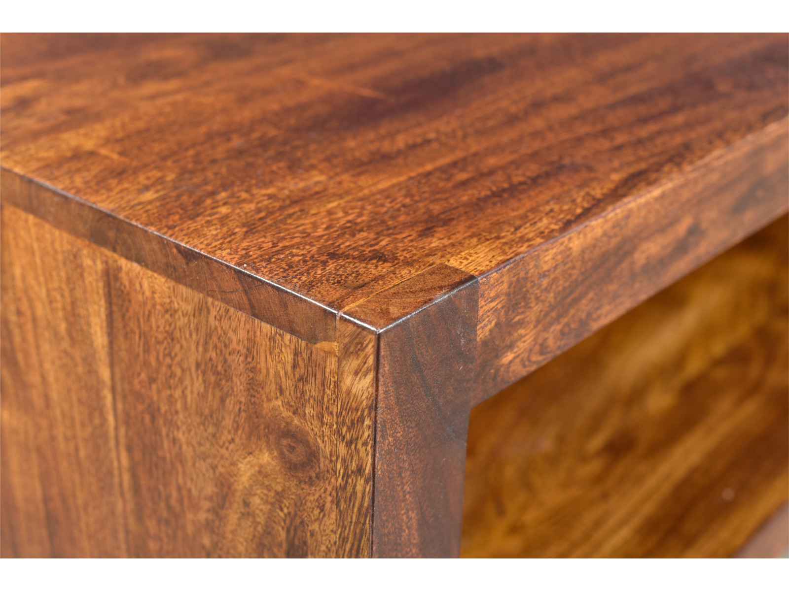 45°-Detailansicht der lackierten Akazienholz-Eckverbindung des Couchtischs Milburn (Rechteck, 5 cm Platte) 45°-Detailansicht der lackierten Akazienholz-Eckverbindung des Couchtischs Milburn (Rechteck, 5 cm Platte)