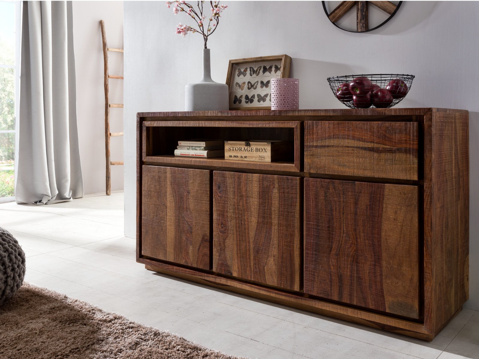 Freigestelltes Blackdale-Möbel aus schwarzem Holz im modernen, minimalistischen Design vor neutralem Hintergrund