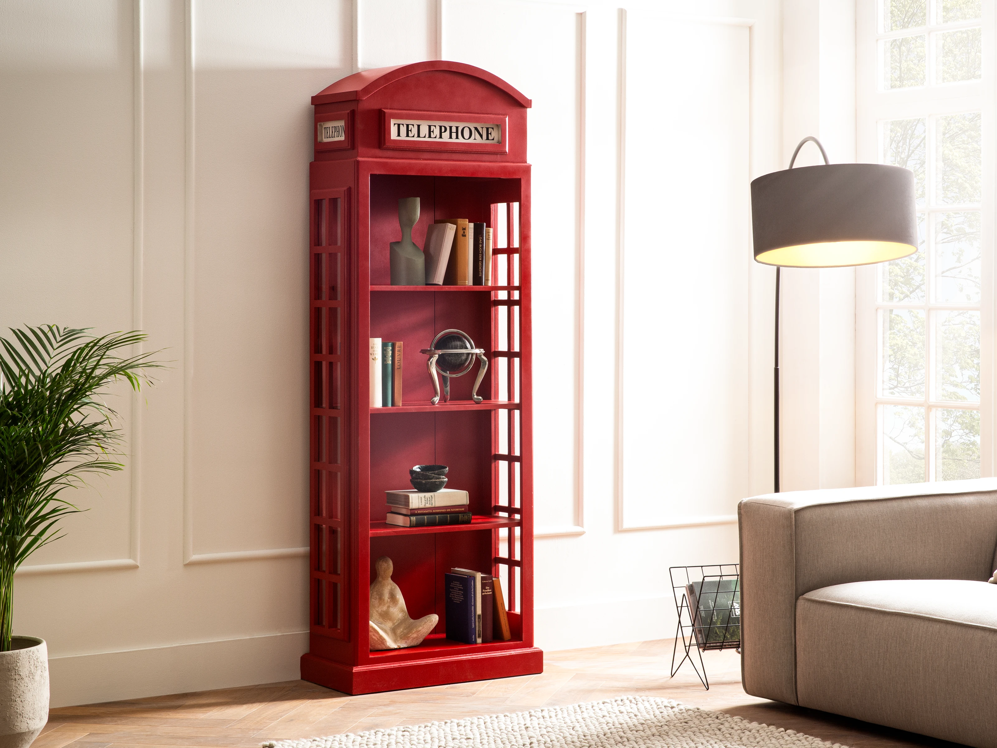 Wohnbeispiel: Bücherregal Telefonzelle (rot, lackiertes Holz), 72×205×32 cm, 4 offene Fächer, 45°-Ansicht Wohnbeispiel: Bücherregal Telefonzelle (rot, lackiertes Holz), 72×205×32 cm, 4 offene Fächer, 45°-Ansicht