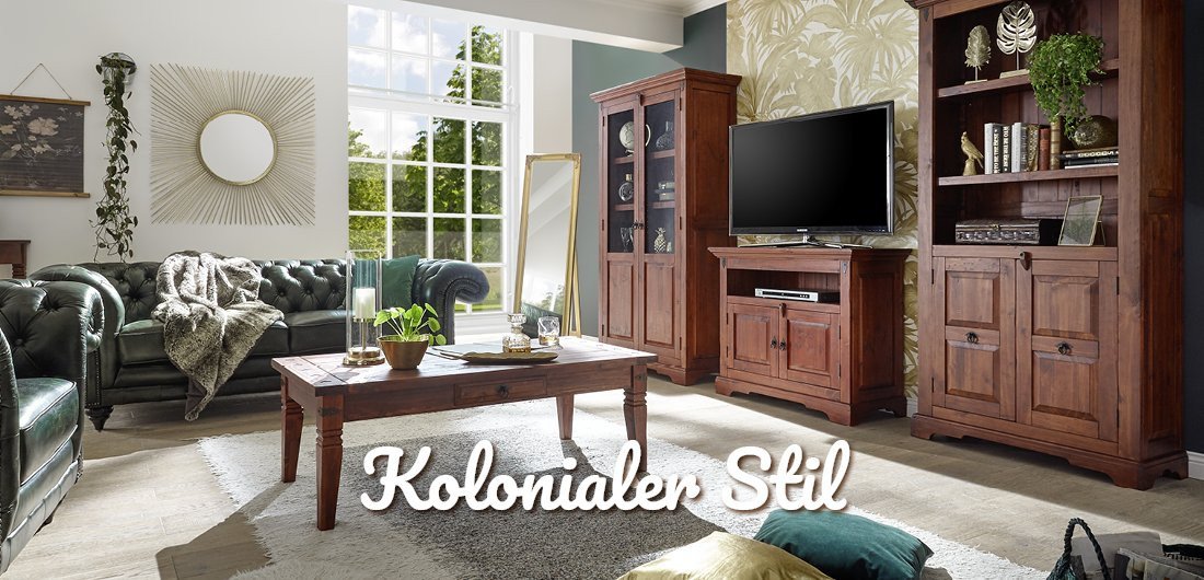 Kolonialstil Wohnzimmer mit dunklen Holzmöbeln, Leder- und Rattanakzenten, warmen Erdtönen und gemütlicher Atmosphäre