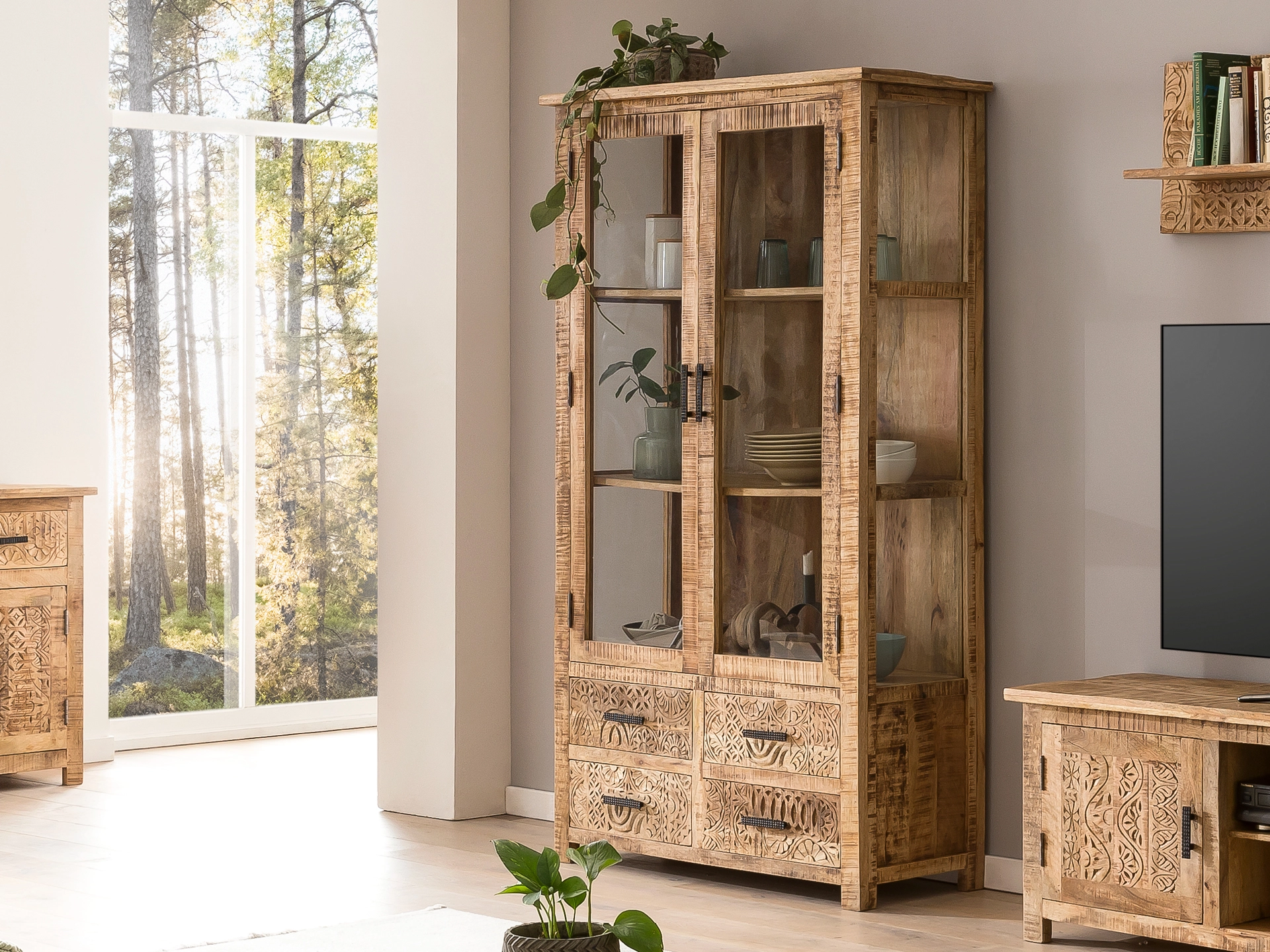 Verschiedene Aufbewahrungslösungen aus Holz und Naturmaterialien mit offenen Regalen, Körben und Boxen in warmen Tönen vor hellem Hintergrund