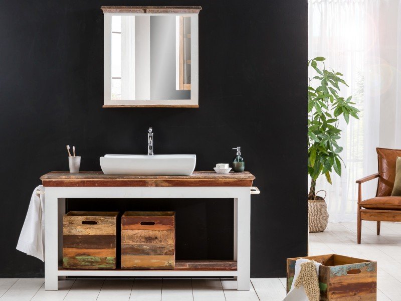 Moderner Waschtisch aus Holz mit rundem Aufsatzwaschbecken, Natursteinplatte und warmem, minimalistischem Badezimmer-Design