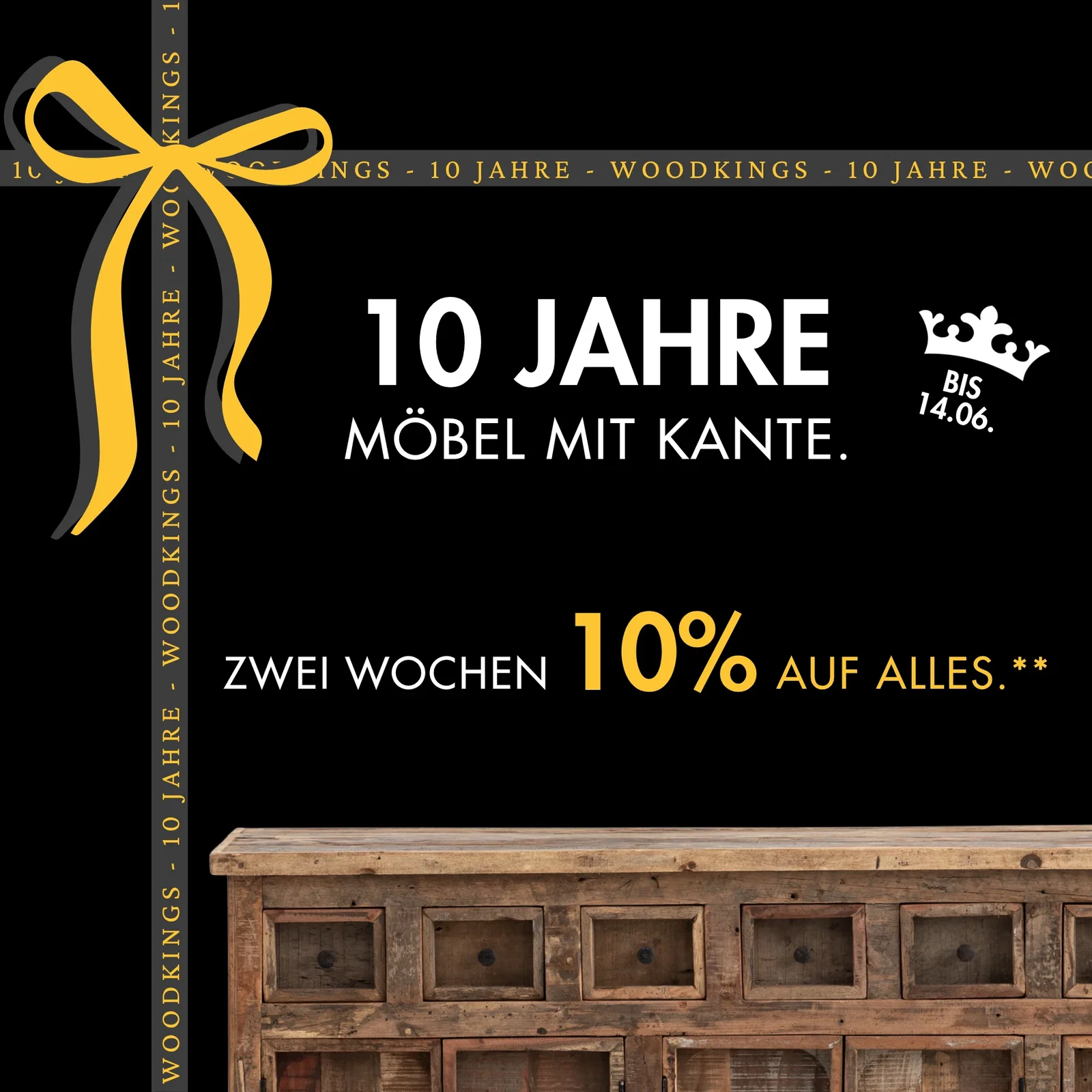 Banner mit Geschenkband und Text: 10 Jahre, 10% auf alles bis 14.06., schwarzer Hintergrund mit Streifen und rustikalem Holzmöbel.