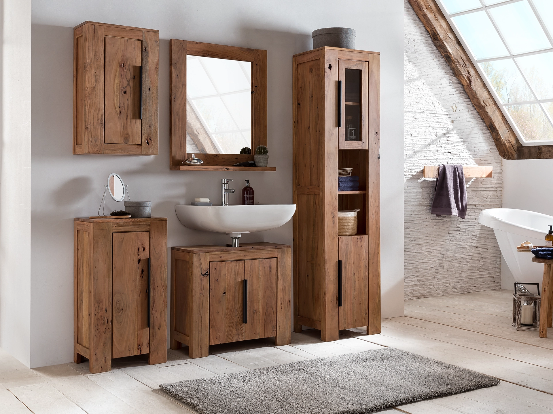 Auckland – Ambienteaufnahme eines modernen Holzmöbels aus Massivholz in warmen Tönen, schlichtes Design