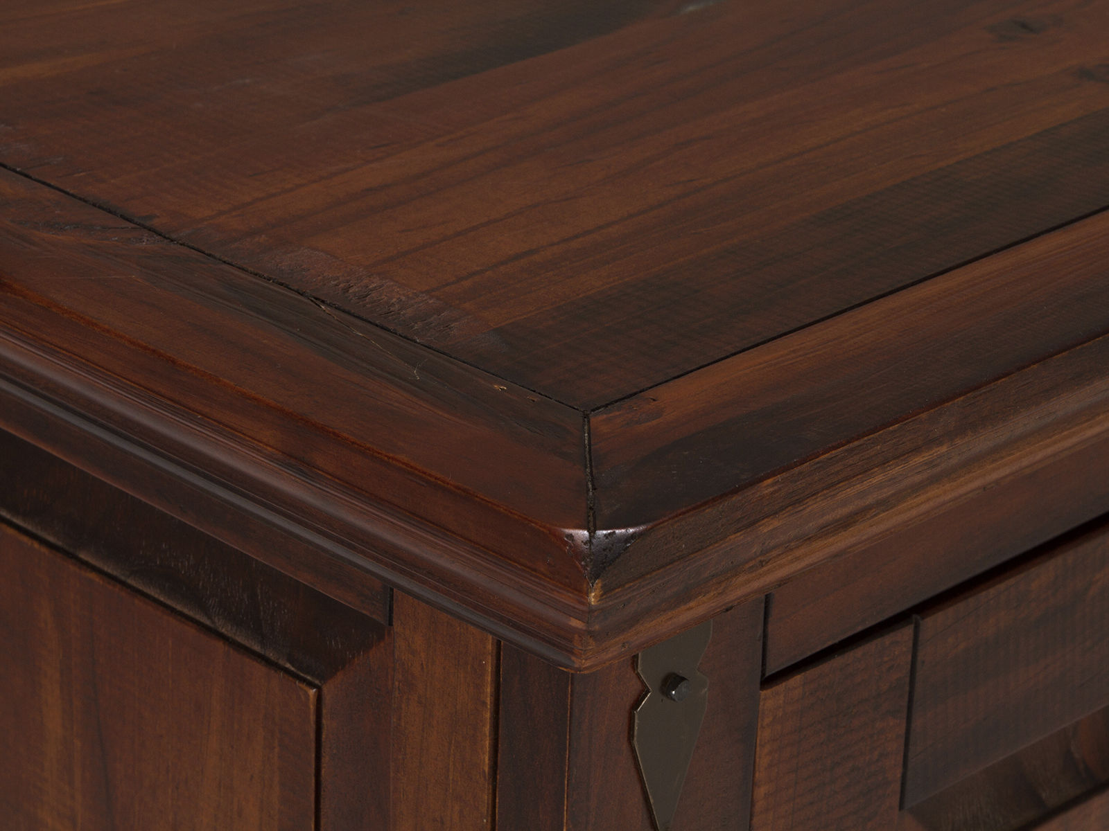 Detailaufnahme (45°) der lackierten Pinienholz-Ecke des Sideboards Catana in Braun – sichtbare Maserung und Patina.