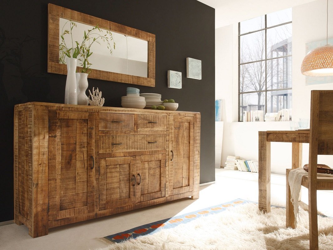 Küchenanrichte mit Wandspiegel in heller, moderner Küche – Holzsideboard mit Dekor, Pflanzen und warmem, einladendem Ambiente