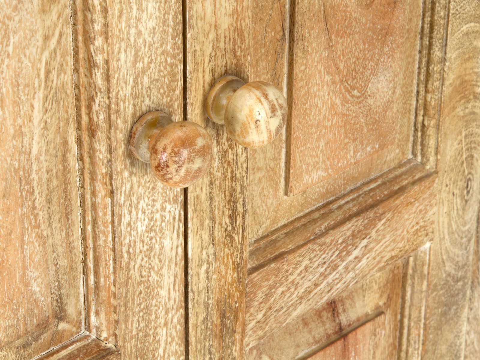Detailbild Frontansicht: Mangoholz-Schrank „Schrank Patina“ natur lackiert mit runden Holztürknöpfen Detailbild Frontansicht: Mangoholz-Schrank „Schrank Patina“ natur lackiert mit runden Holztürknöpfen