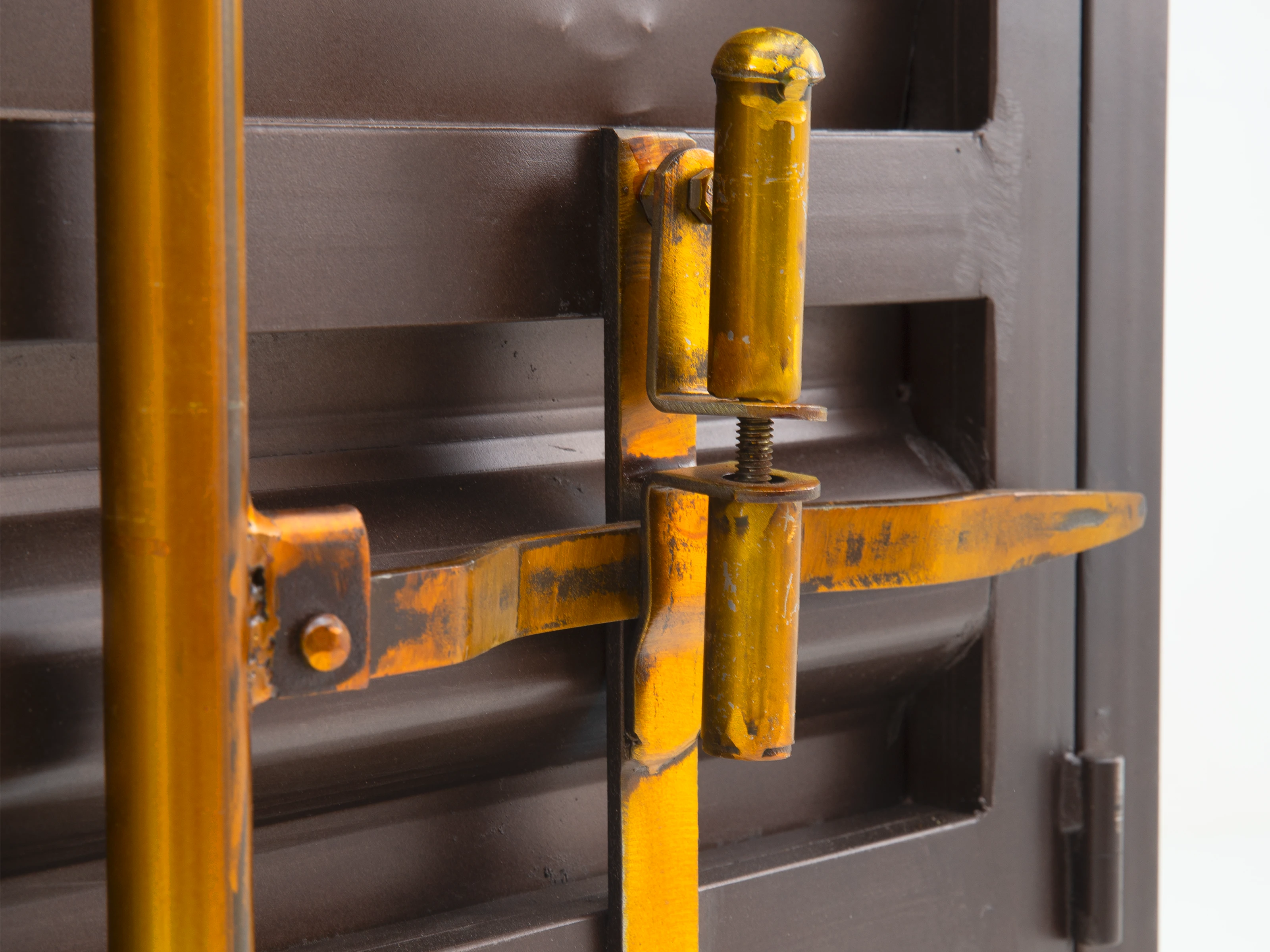 Detailbild TV-Bank Cargon: Nahaufnahme des gelb lackierten Metall-Holz-Mango-Scharniers als Türverschluss in Frontansicht. Weinschrank Cargon Front-Detailansicht des gelb lackierten Metall-Türriegels an der braunen Mango-Holz-Tür.