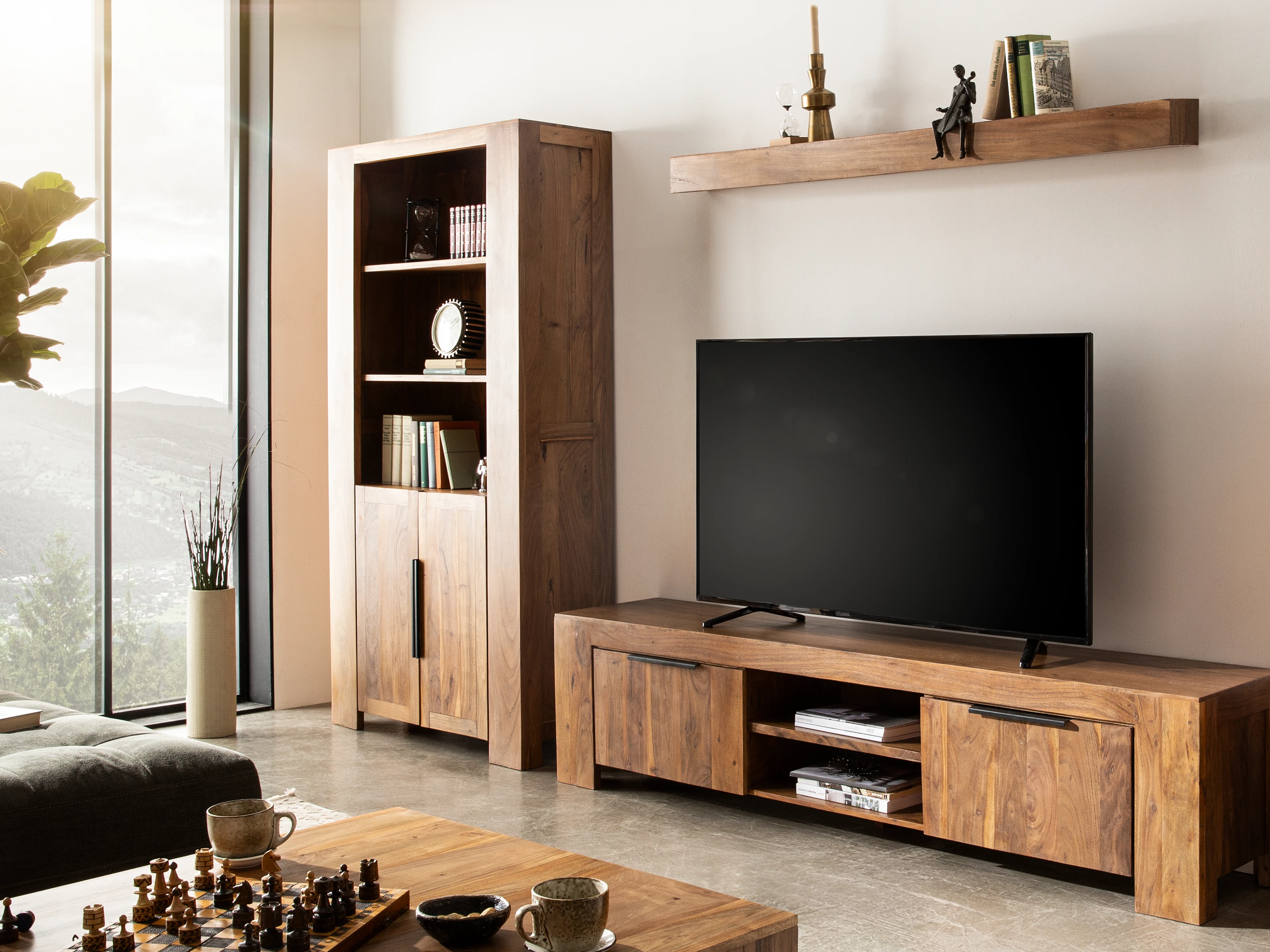 Detailaufnahme des Woodkings Osbon A4-Holzrahmens mit sichtbarer Maserung, warmen Braun- und Honigtönen, feiner Oberfläche