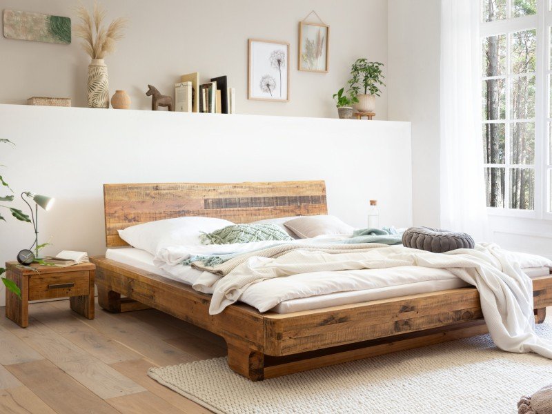 Kompaktes Bett 'Salomon' in moderner Studibude – platzsparende Kleinmöbel mit Regal und heller, neutraler Atmosphäre