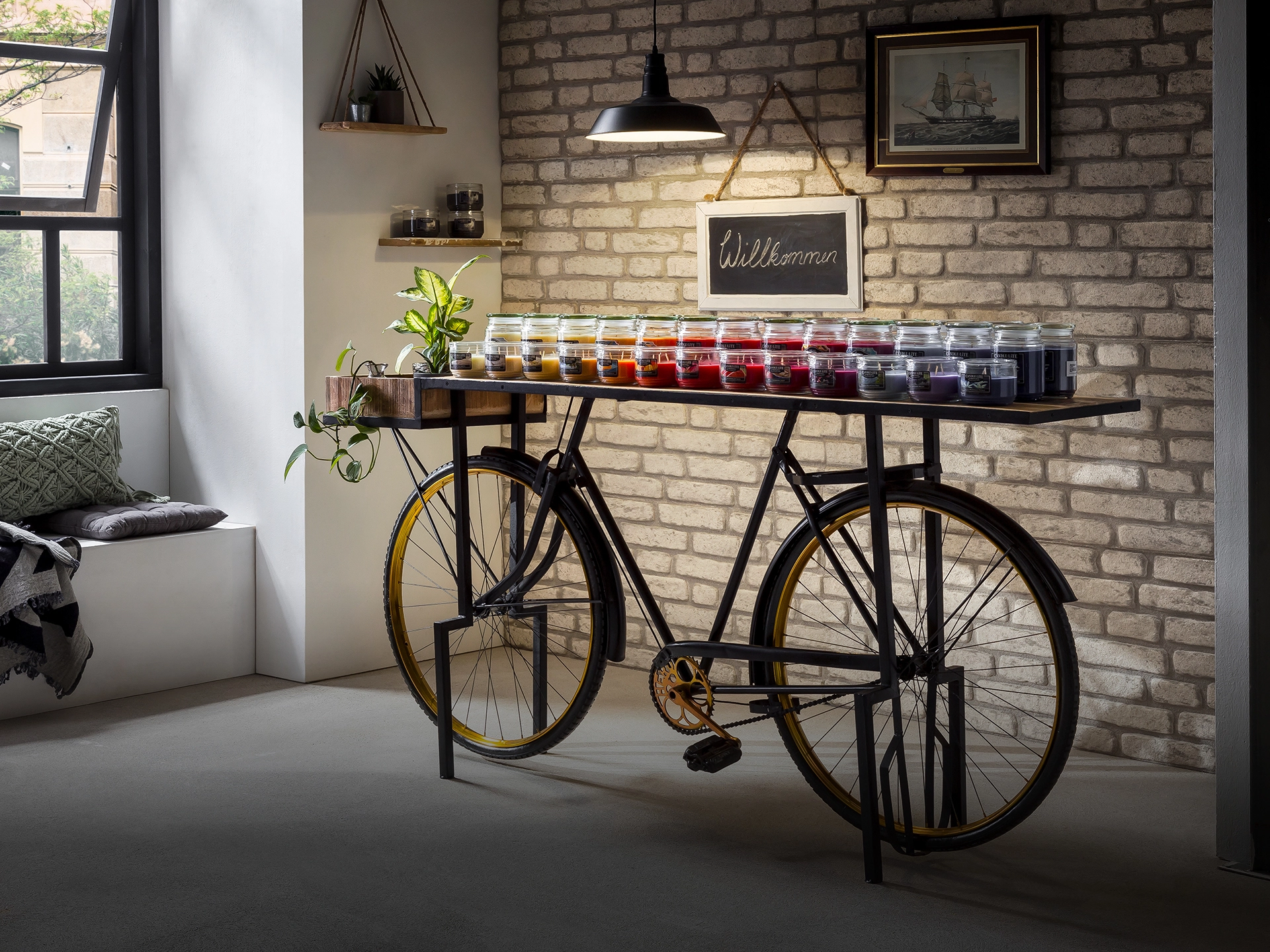 Blogcover "Bikes und Bars" mit Fahrrädern neben rustikaler Bartheke in warmem Holz- und Industrieambiente