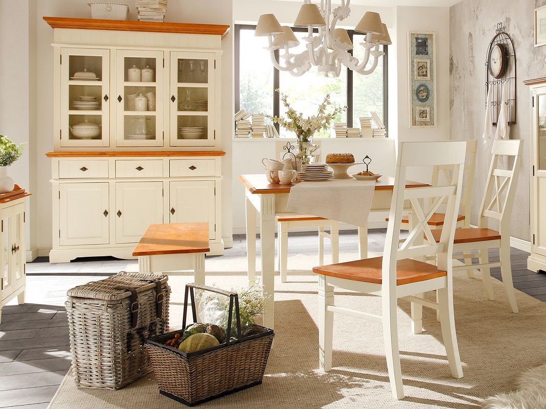 Moderner Weichholz-Esstisch in hellem Holz, schlichtes Design, sichtbare Maserung, gemütliches Esszimmer-Ambiente