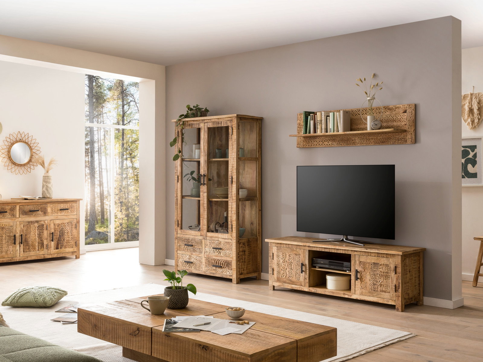 Wohnbeispiel: quadratischer Couchtisch Amberley aus lackiertem Mangoholz (80×80×30 cm) in 45°-Ansicht im Wohnambiente.