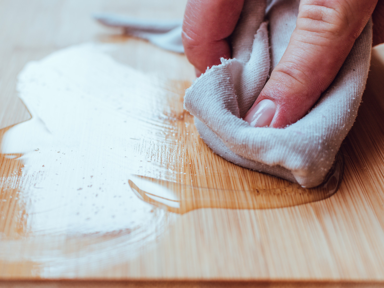 Pflege von Holzmöbeln – geölter Esstisch nach Behandlung mit Renuwell Möbelöl