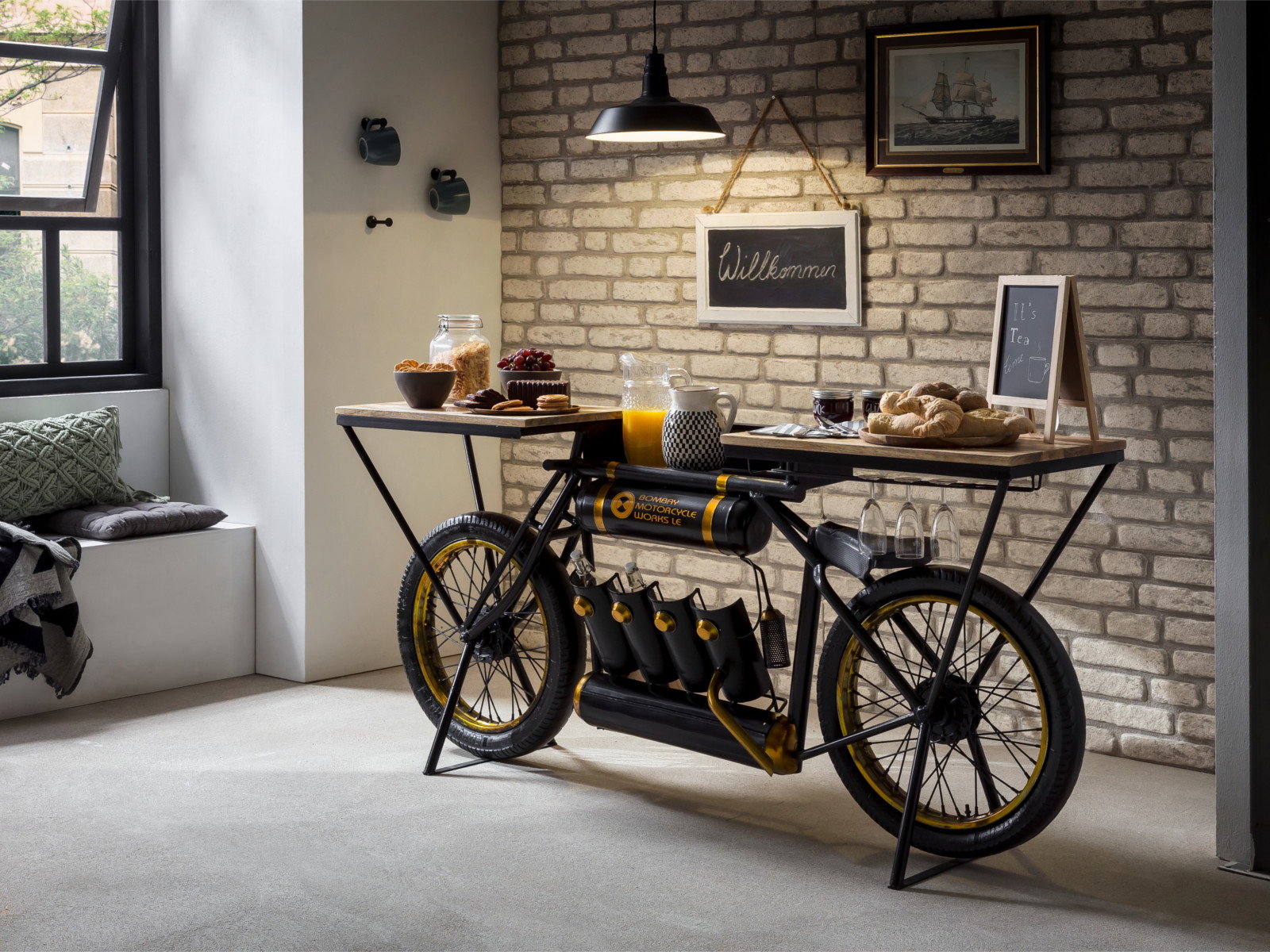 Bar im Motorrad-Design aus Holz und Metall im Industrial-Stil, dekoriert mit Frühstück und Kreidetafeln in Loft-Ambiente
