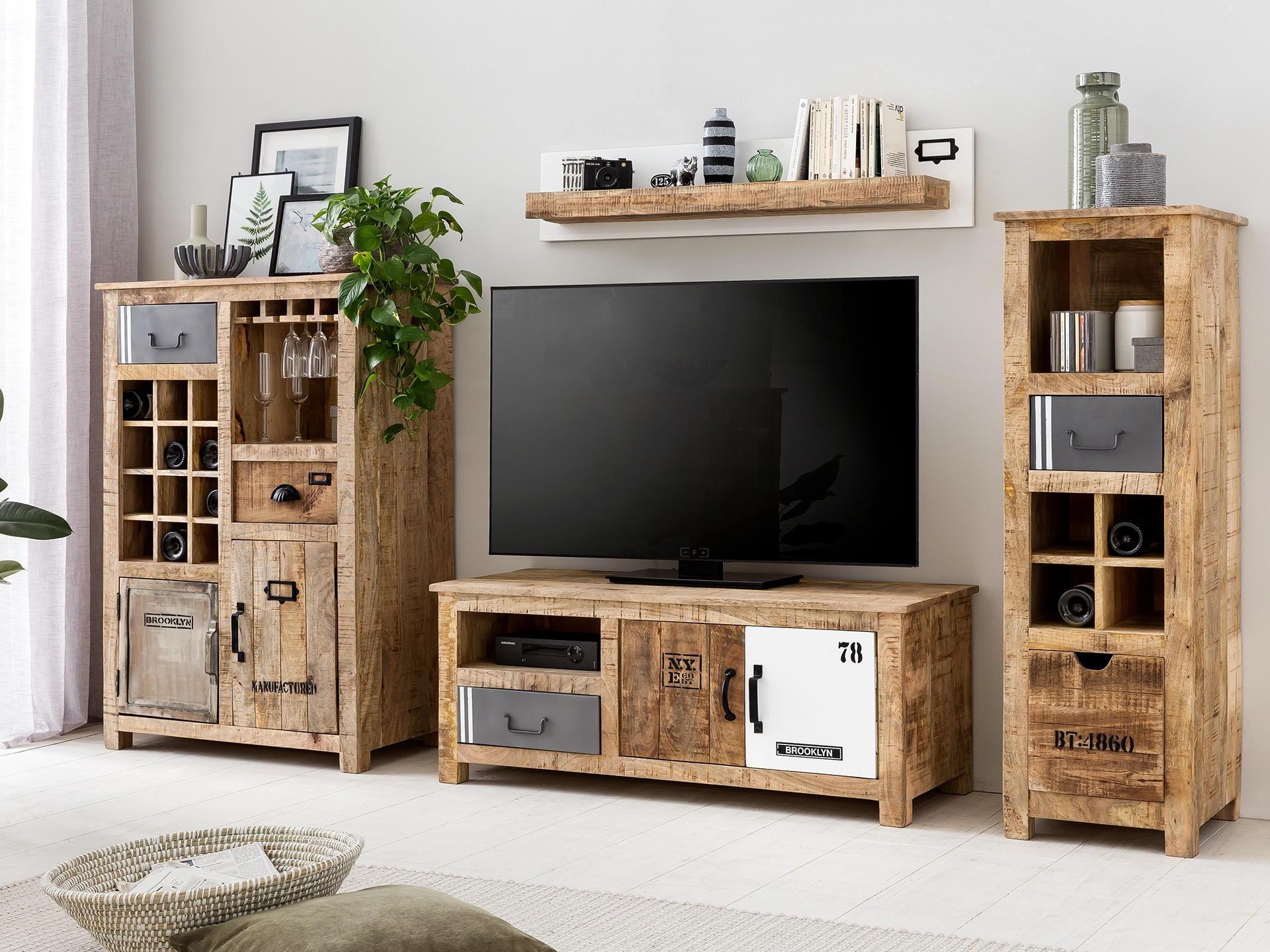 Ambienteaufnahme des Holz‑Möbelstücks Pune in modernem Design, warme Holzoptik, dezente Beleuchtung und neutraler Wohnraumkulisse