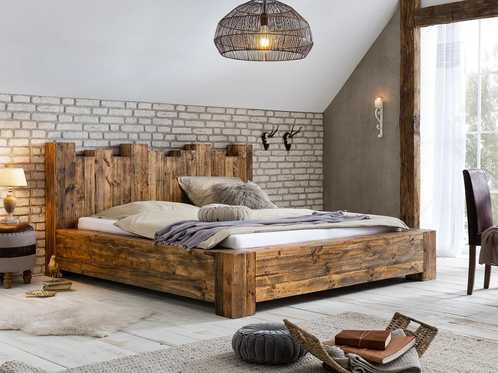 Bett Kingsburgh aus Holz mit markanter Maserung in einem hell eingerichteten Schlafzimmer