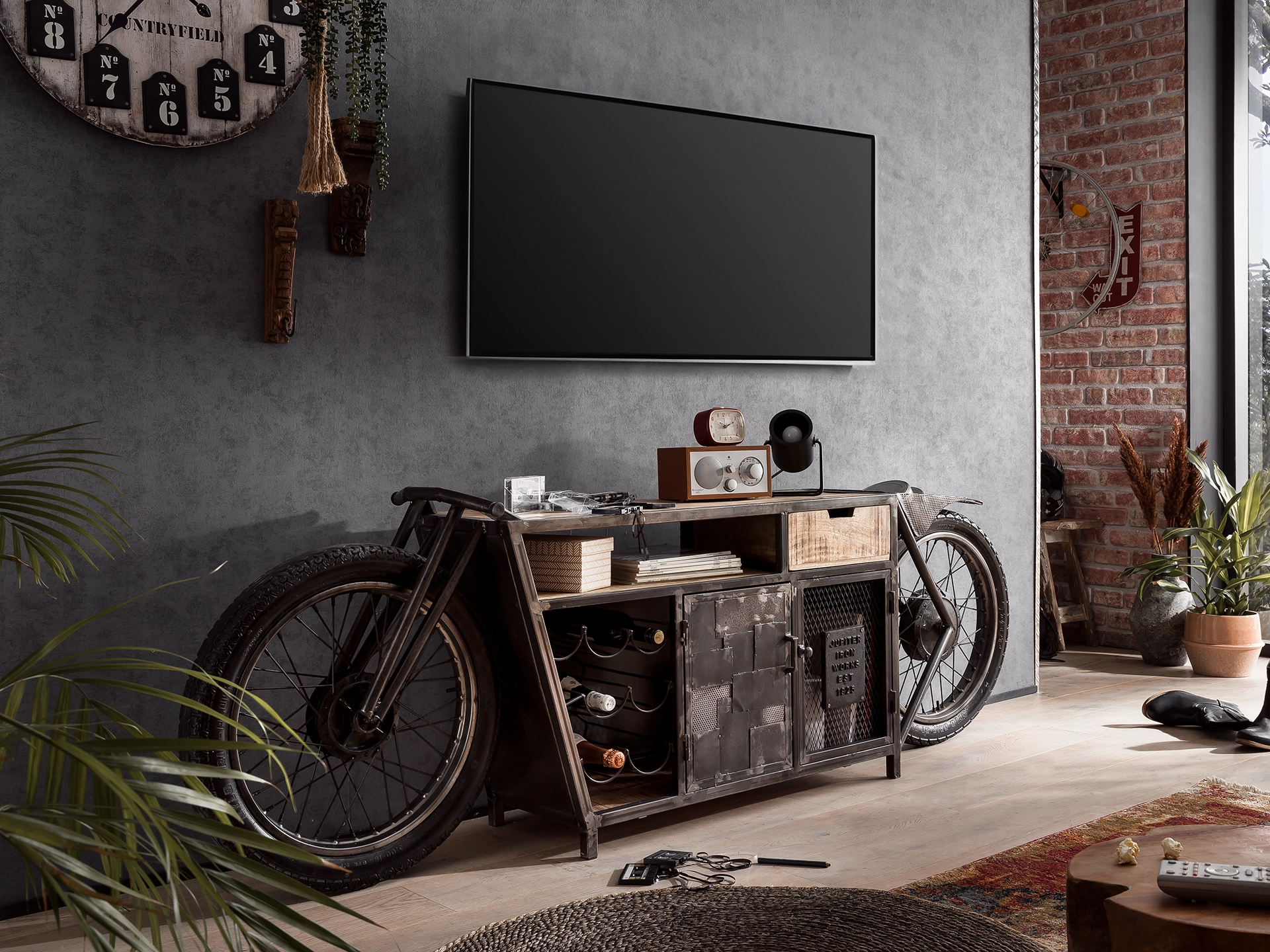 Ambienteaufnahme des Holzmöbels Harlow in natürlicher Optik, warmes Licht, dekorative Vasen und gemütliche Wohnatmosphäre