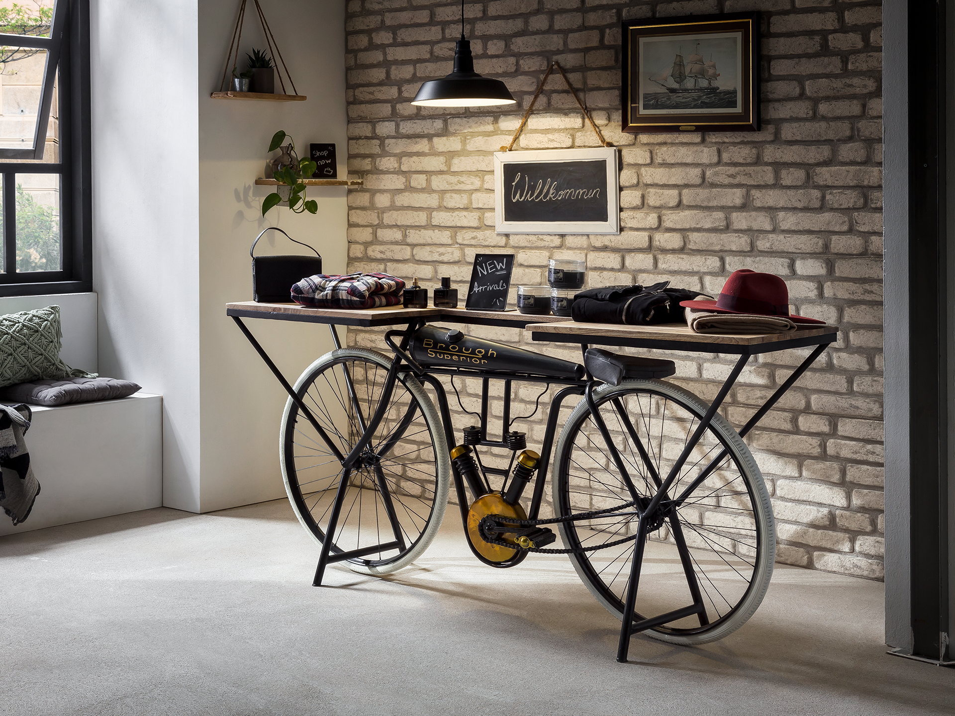 Rustikales Bar-Ambiente mit Holz-Barhockern vor Theke und abgestelltem Fahrrad an einer Wand
