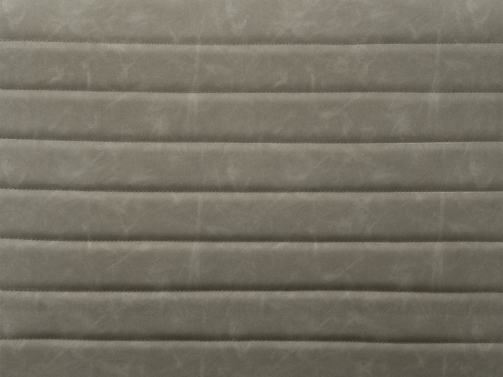 Detailaufnahme geölter Holzmaserung und präziser Kantenbearbeitung eines massiven Holztisches in warmen Naturtönen