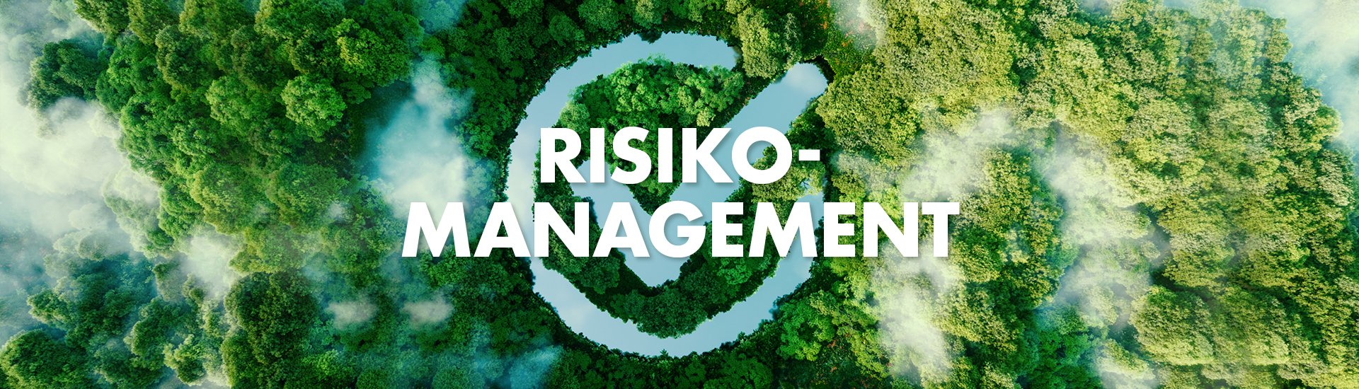 Moderner Massivholz-Schreibtisch in warmem Holzton, minimalistisches Ambiente mit nachhaltiger Produktkennzeichnung