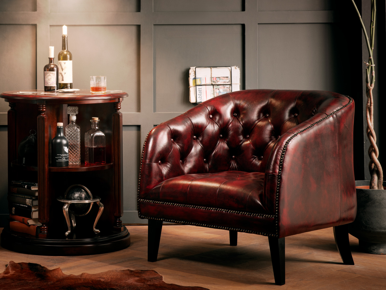 Loft-Style Eiche-Sideboard Oakland mit Metallgestell in warmem Industrie-Wohnzimmer, sichtbare Holzstruktur