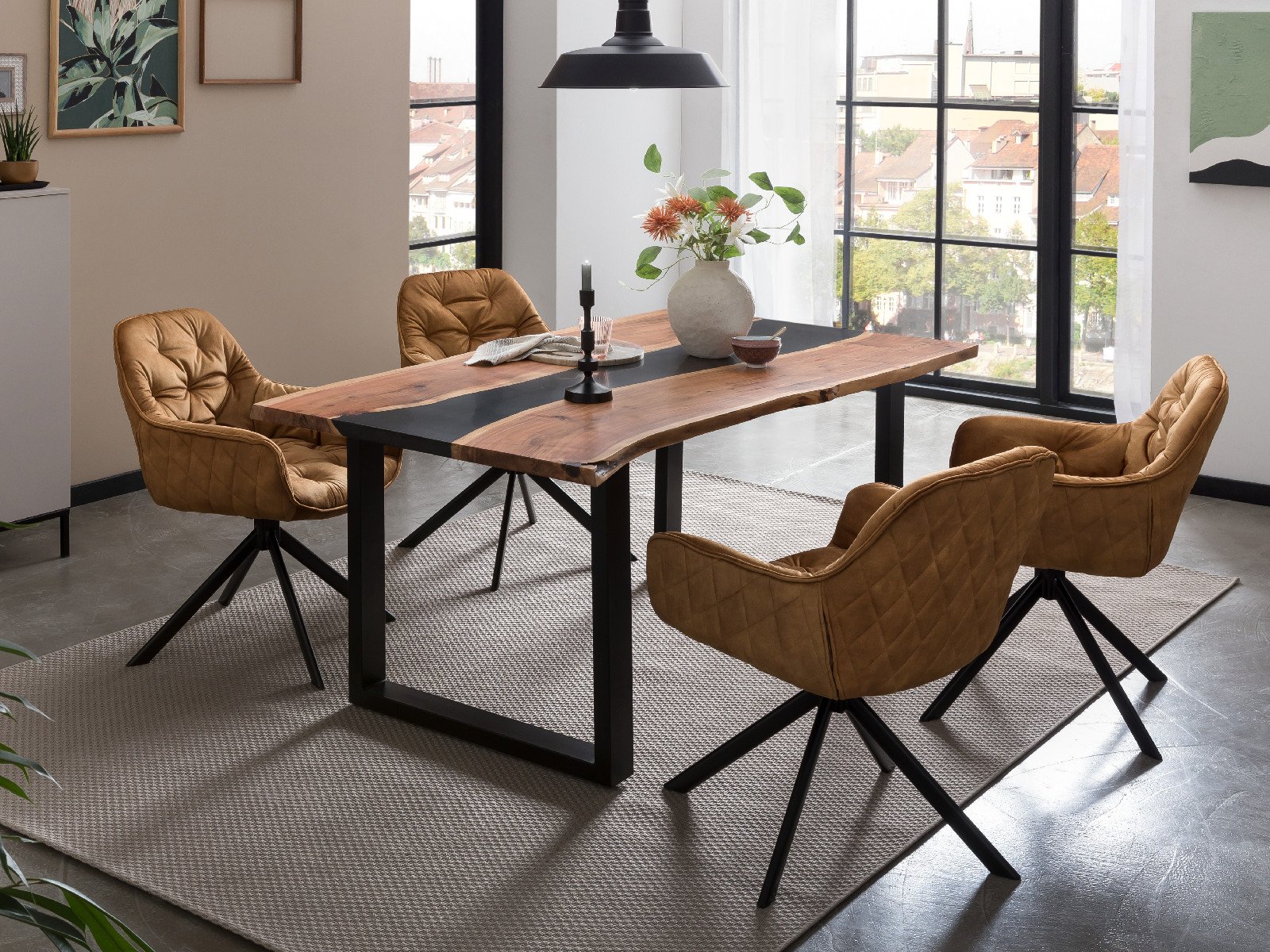 Weißer Schalenstuhl mit Holzbeinen in skandinavisch-minimalistischem Ambiente, ideal für Esszimmer und Büro